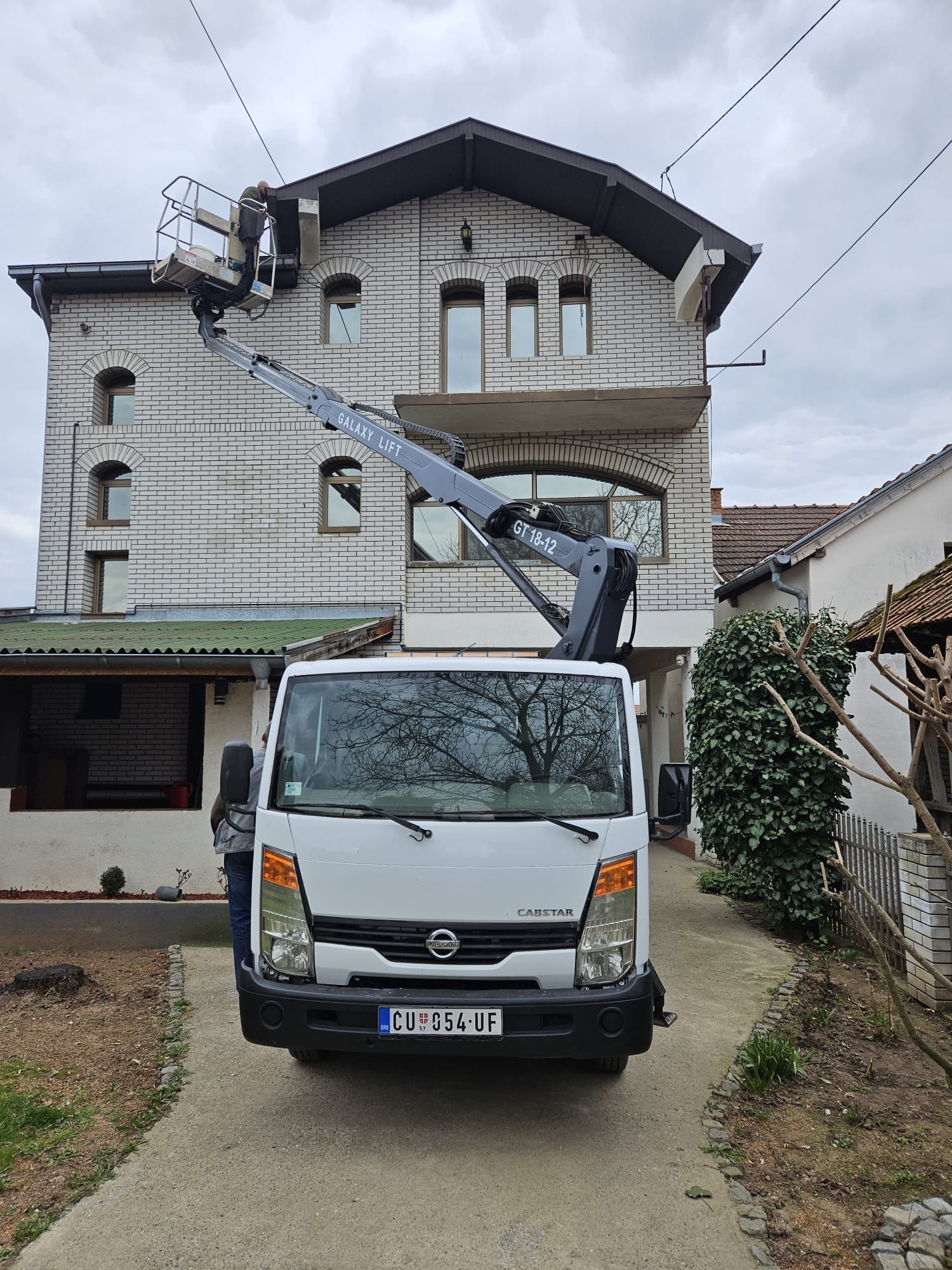 Kamion korpa uz kuću