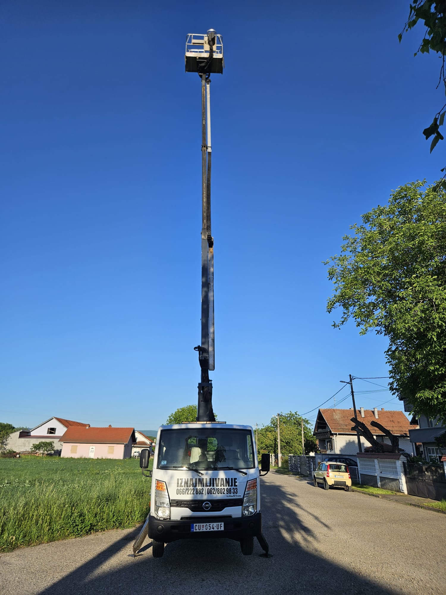 Kamion frontalno čisto nebo